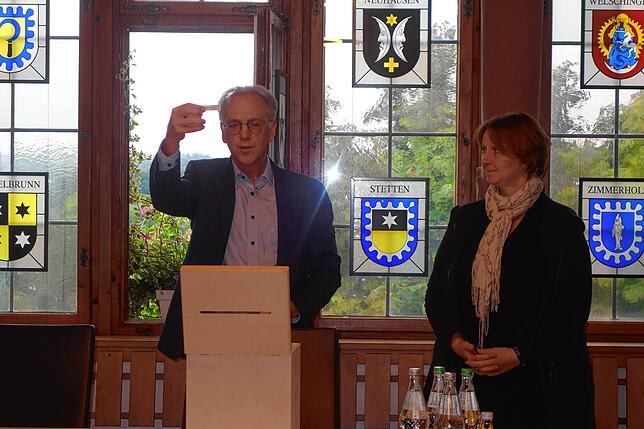 Wahlausschussleiter Johannes Moser und Beisitzerin Conny Hofmann zogen per Los die ersten beiden Platzierungen auf der Kandidatenliste ...