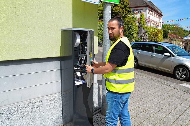 Hectronic-Mitarbeiter Furkan Algel repariert am Dienstagmittag einen der Parkautomaten in der Peter-Thumb-Straße in Tiengen.