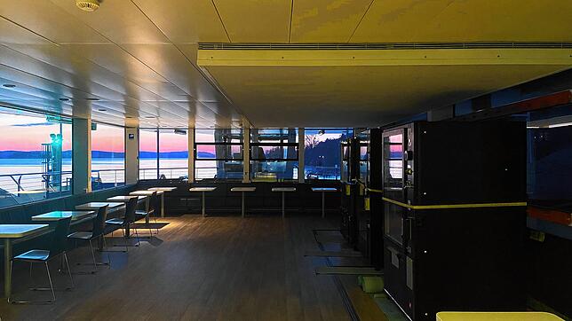 Der Tresen ist weg, die Automaten sind schon aufgestellt: Das Fährschiff „Lodi“ wird auf ein neues Gastronomie-Konzept umgestellt. ...
