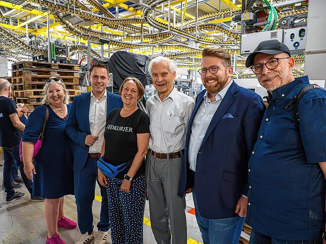 Neugierig: Benedicta Kolb, Frank Ortolf, Dieter Bögle, Andreas Hennemann und Günther Hornstein lassen sich in der Druckerei von ...