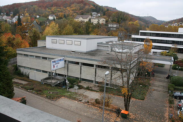 Oktober 2015: Die Stadthalle vor der Sanierung und Erweiterung. Am Hallenbadeingang hängt die Werbeleuchttafel der Stadtwerke. Bild: ...