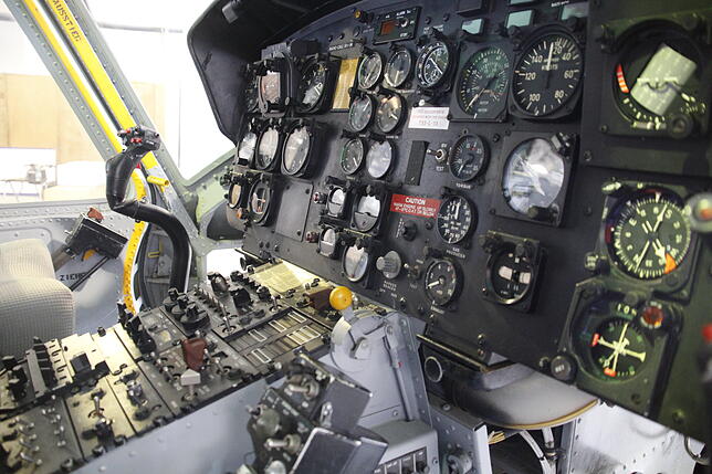 Blick ins Innere des Helikopter-Cockpits. Hubschrauber des Typs Bell UH 1D wurden in den 1960er Jahren gebaut und sind teilweise noch ...