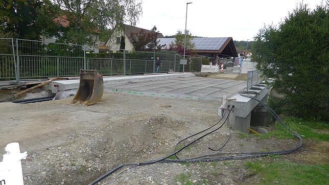 Die Fußgängerbrücke parallel zur neuen Brücke muss noch saniert werden.
