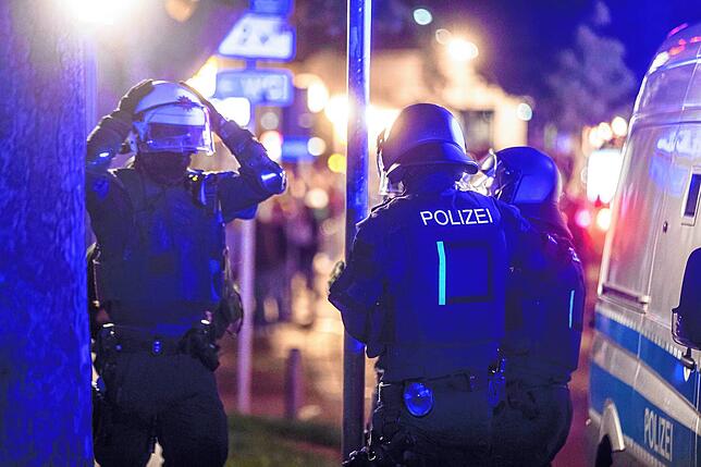 Unser Bild zeigt eine Polizeieinheit, die sich letztes Jahr im Juni sammelte, um in Stuttgart gegen Randalierer in der Innenstadt ...
