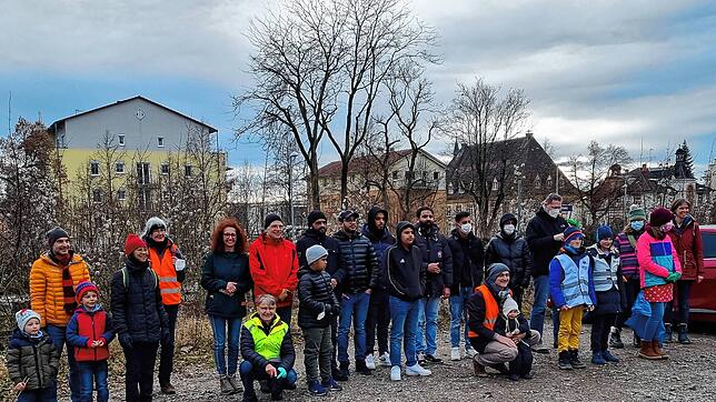 Rund 80 Helfen waren bei der geplanten, privaten Müllsammlung in Tiengen dabei &ndash; darunter viele Familien und die ...