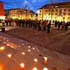 Mahnwache für Frieden und Freiheit und aus Solidarität zur Singener Partnerstadt Kobeljaki auf dem Herz-Jesu-Platz. Fotograf Hans Noll ...