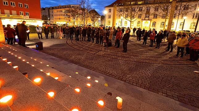 Mahnwache für Frieden und Freiheit und aus Solidarität zur Singener Partnerstadt Kobeljaki auf dem Herz-Jesu-Platz. Fotograf Hans Noll ...