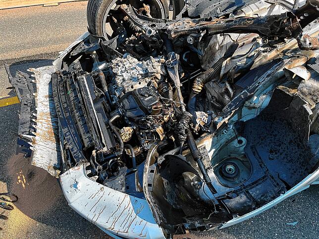 Das Auto bleibt nach dem Überschlag auf dem Dach liegen. Die drei Insassen werden leicht verletzt.