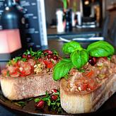 Knusprig, saftig, frisch: die Bruschetta im Tonic.