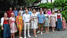 Bürgermeister Martin Rupp (Vierter von links) und Klaus Gommeringer (Sechster von links) vom Festkomitee stehen neben Angela Staneker ...