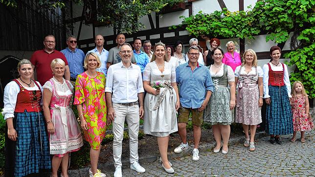 Bürgermeister Martin Rupp (Vierter von links) und Klaus Gommeringer (Sechster von links) vom Festkomitee stehen neben Angela Staneker ...
