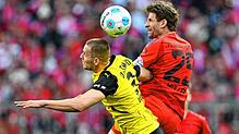 Dortmunds Waldemar Anton (l) und Münchens Thomas Müller kämpfen um den Ball.