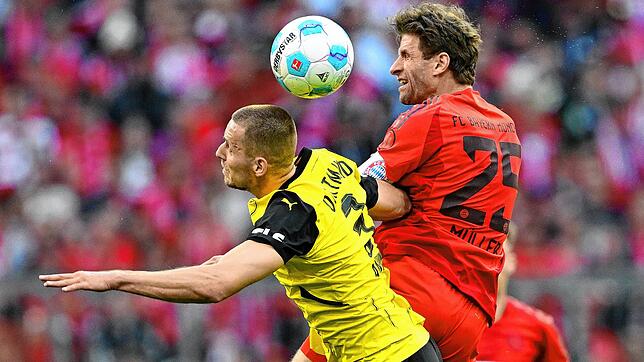 Dortmunds Waldemar Anton (l) und Münchens Thomas Müller kämpfen um den Ball.