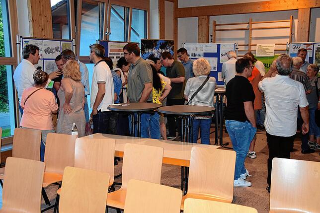 Zahlreiche Fragen konnten die Besucher der Informationsveranstaltung zum Bürgerwindrad in Rickenbach an die beteiligten Akteure richten.