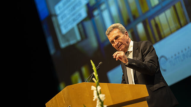 EU-Kommissar Günther Oettinger würdigt die Entwicklung des Hochschulcampus Tuttlingen der HFU als mutigen Schritt.