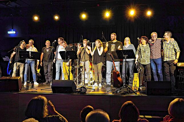 Beim Band-Projekt „Ruhige Nummern und Duette“ im Klosterhof sind dabei, von links: Carsten Dörr (Gitarre, Gesang), Gerhard ...