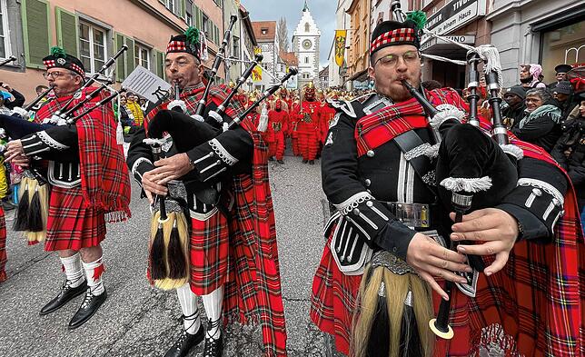Bild 2: Tolle Stimmung beim Sonntagsumzug der Überlinger Narrenzunft &ndash; Teil 2