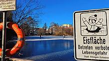 Eine potenziell lebensgefährliche Aktion: Das Schild ist nicht zu übersehen, das Betreten der Eisfläche auf dem Villinger Eisweiher ist ...