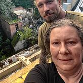 Chris und Isabella Fuchs und ein Blick vom Dach auf die Baustelle.