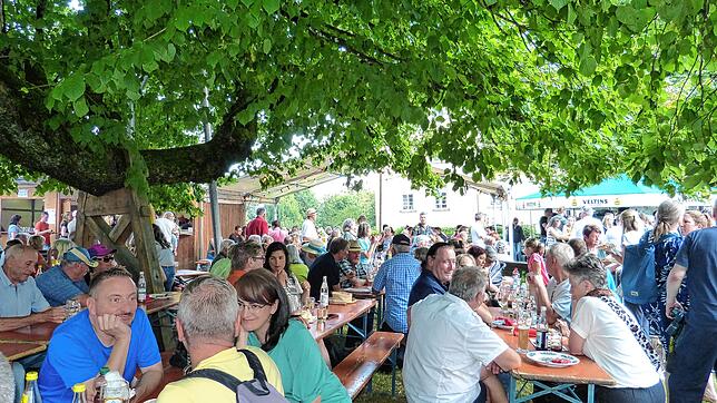 Die Hauptrolle beim Festgeschehen unter der Dorflinde spielen traditionell die örtlichen Vereine und die Feuerwehr. Foto: Karlheinz ...