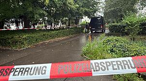 Flatterband der Polizei hängt in einem Wohngebiet.