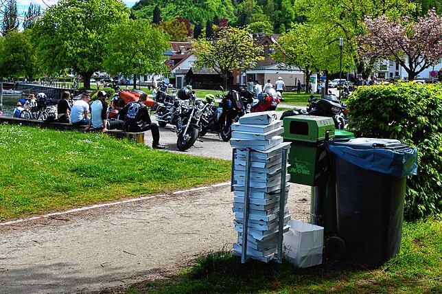 Eine Szene vom Muttertag in Bodman: Der Müll stapelt sich und die Motorräder im Hintergrund stehen dort, wo Parken eigentlich gar nicht ...