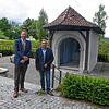 Bürgermeister Wolfgang Zoll (links) und Kulturchef Karl Wehrle freuen sich im Namen der Gemeinde und der Welterbe-Stiftung, dass rund ...