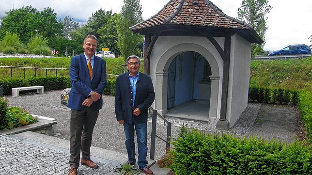 Bürgermeister Wolfgang Zoll (links) und Kulturchef Karl Wehrle freuen sich im Namen der Gemeinde und der Welterbe-Stiftung, dass rund ...