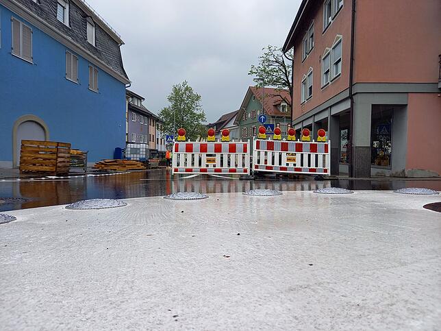 Kein Kurvenschneiden oder Tempobolzen mehr möglich: Gegenüber der Stadthalle gibt es nun einen Kreisverkehr, der vor allem den von der ...