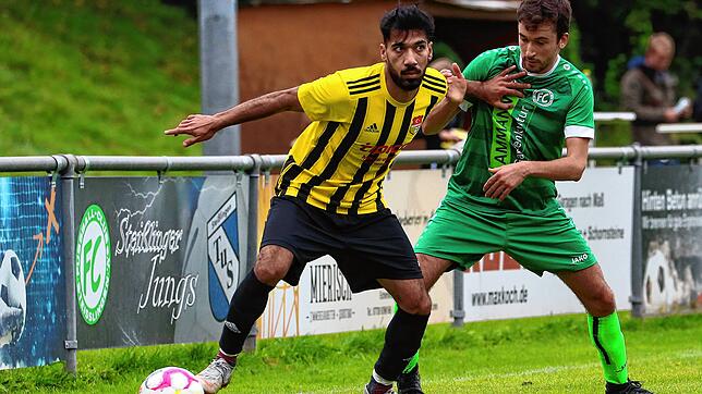 Der Türk. SV Konstanz um Alireza Yaghoobi (l.) gastieren bei der direkten Konkurrenz aus Owingen.