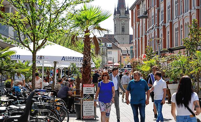 Einkaufsstimmung wie an einem Sommertag: Am verkaufsoffenen Sonntag strömten zahlreiche Menschen in die Radolfzeller Innenstadt.