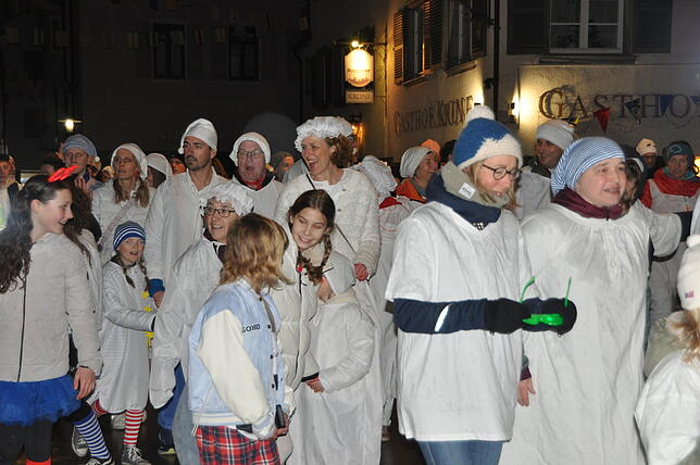 Bild 19: Hemdglonker-Umzug in Markdorf: Hunderte Narren im weißen „Nachthemed“ – die besten Bilder!