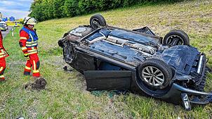 Die Feuerwehr Engen wurde am Freitagabend zu einem schweren Verkehrsunfall auf der 81 nahe dem Autobahnkreuz Hegau gerufen.