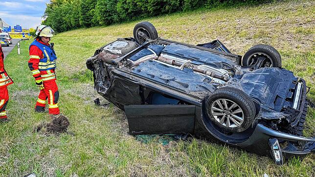 Die Feuerwehr Engen wurde am Freitagabend zu einem schweren Verkehrsunfall auf der 81 nahe dem Autobahnkreuz Hegau gerufen.