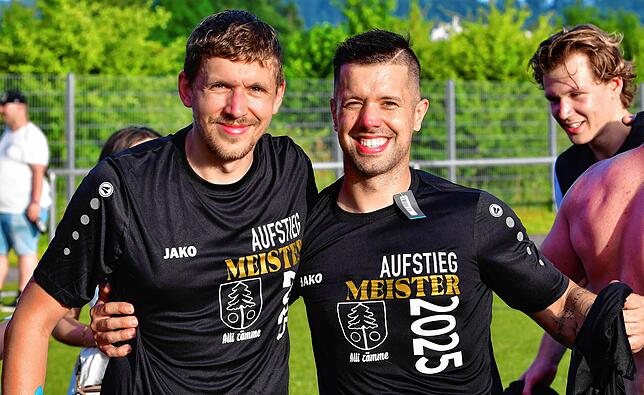 Strahlende Routiniers: Die 31-jährigen Jens Liebezeit (links) und Christian Weindl sind Urgesteine des SV Obersäckingen und erleben ...