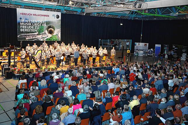 Bild 24: Volle Zuschauerreihen und gute Laune: Bilder vom Benefizkonzert mit dem Heeresmusikcorps