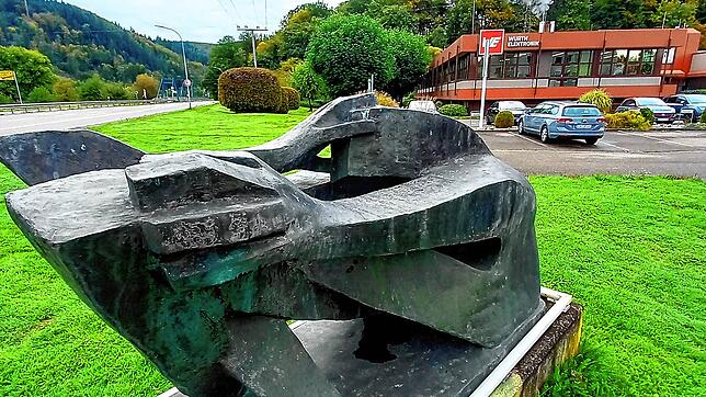 Eine Skulptur vor der Niederlassung von Würth Elektronik in Schopfheim. Bild: Edgar Steinfelder