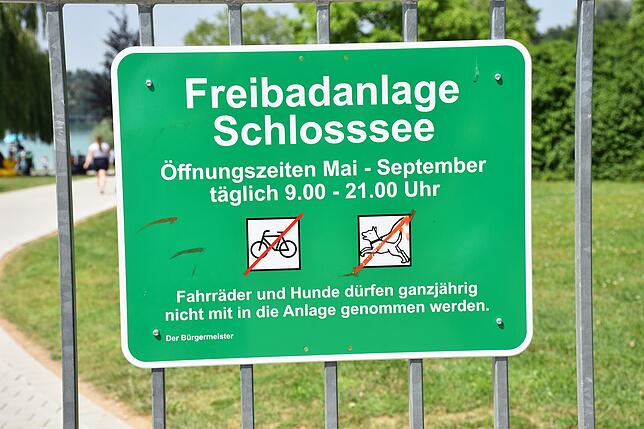 Die Tafel am Eingang zur Freibadanlage Schlosssee.