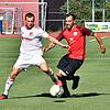 Nervenstark: Francesco Melina (rechts, gegen den Schönauer Johannes Walleser) verwandelte beim 4:3 des FC Hochrhein im Aufsteiger-Duell ...