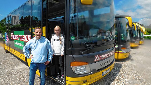 Stillstand: Geschäftsführer Thomas Zimmermann und seine Tochter Celina vor einem Teil der stillstehenden Flotte. Corona trifft den ...