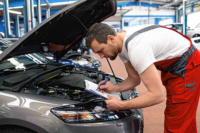 Wer sein Auto zur Werkstatt bringt zahlt gut 6 Prozent mehr als Anfang 2021.