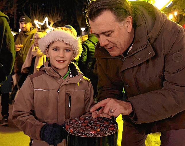 Bild 18: Der Hincooker backt für die Konstanzer Tafel: Bilder der Spendenaktion auf dem Weihnachtsmarkt