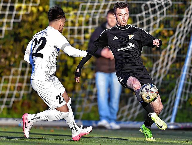 Test für die Relegation: Sebastian Schmidt (rechts, gegen Daniele Sanso) und der SV 08 Laufenburg wollen nicht nur zum Gratulieren beim ...