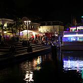 Beliebter Treffpunkt: Der Landungsplatz beim Promenadenfest. Oder Ankerplatz, um vom Partyschiff auf die Party zu wechseln oder umgekehrt.