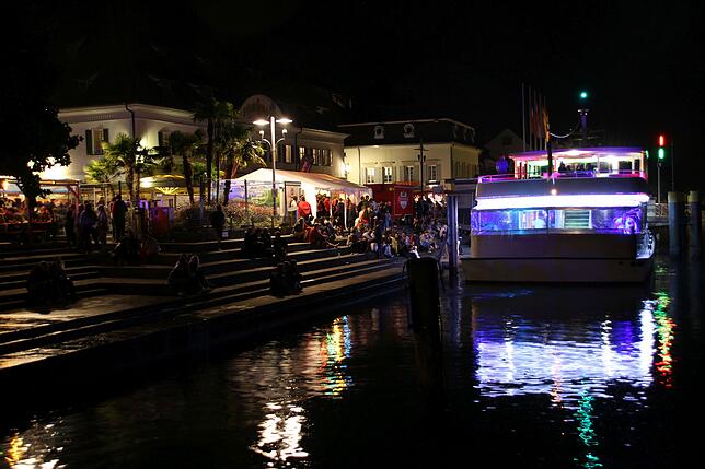 Beliebter Treffpunkt: Der Landungsplatz beim Promenadenfest. Oder Ankerplatz, um vom Partyschiff auf die Party zu wechseln oder umgekehrt.