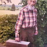 Diese Aufnahme zeigt den Jubilar mit einem besonderen Gepäckstück: Den Holzkoffer, mit dem er aus dem Zweiten Weltkrieg heimkehrte und ...