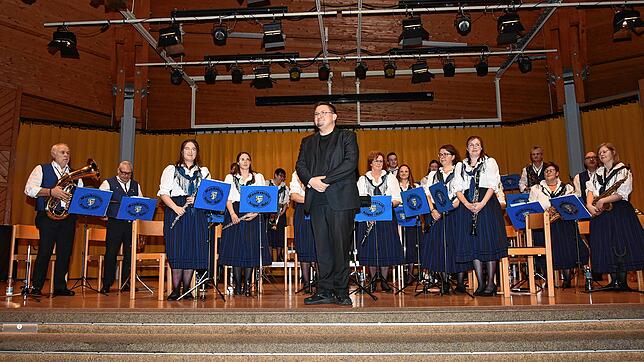 Frank Pohl und das Orchester des Musikvereins Aispel-Rohr bedanken sich für den lang anhaltenden Applaus am Ende des Konzerts. Bilder: ...