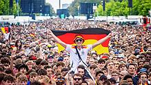 Deutsche Fans feiern auf der Fanmeile am Brandenburger Tor.
