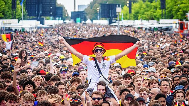Deutsche Fans feiern auf der Fanmeile am Brandenburger Tor.