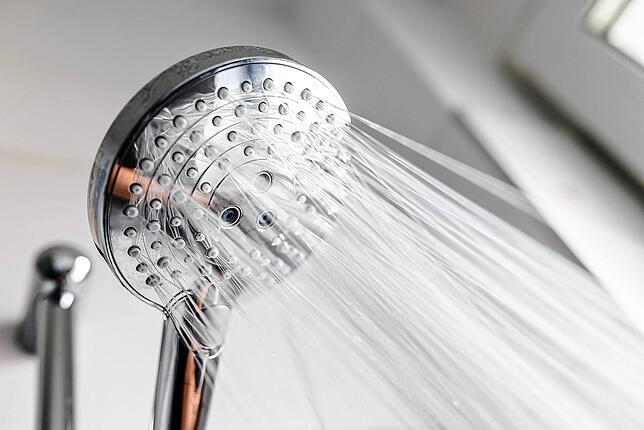 Wasser läuft aus einem Wasserhahn.